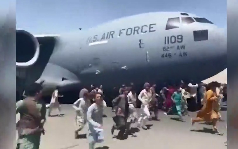 Ám ảnh cảnh đám đông bám lấy máy bay Mỹ ngay trên đường băng ở Afghanistan